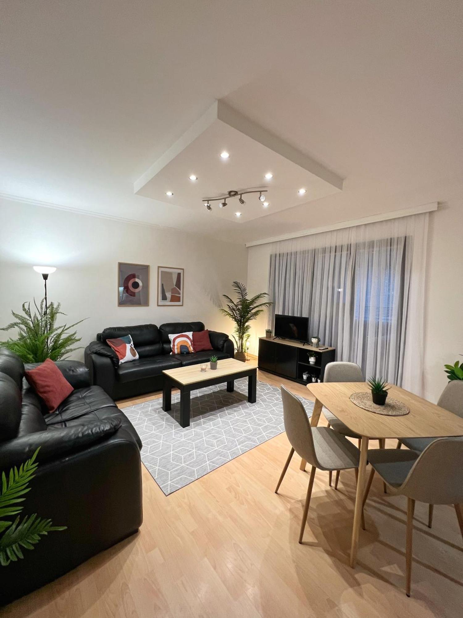 Charming 2 Bedroom Apartment スコピエ エクステリア 写真