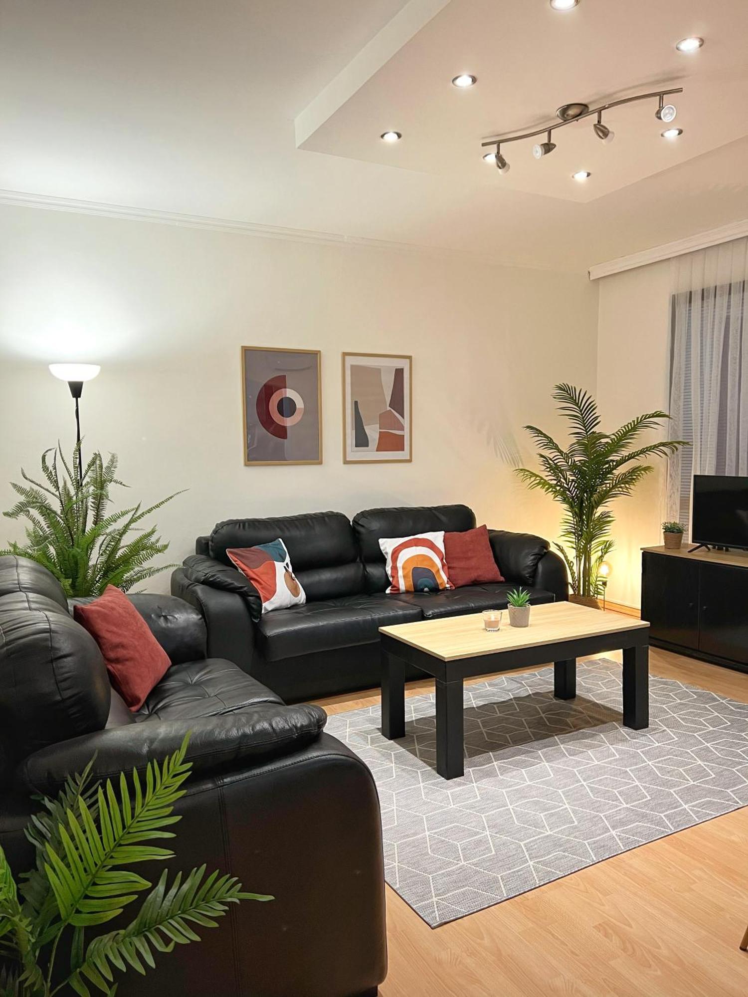 Charming 2 Bedroom Apartment スコピエ エクステリア 写真